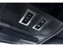 Land Rover Defender 2.0 P300e 110 X | FACELIFT | ClearSight | Meridian Surround | Trekhaak | Luchtvering | Koelbox | Panoramadak | 22 Inch