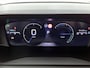 Peugeot 2008 SUV Allure Hybrid 145pk Automaat | Navigatie | Camera v+a | Climate Control | Adaptieve Cruise Control | Parkeersensoren v+a | Keyless | Dodehoeksensor | Draadloze Apple Carplay / Android Auto + telefoonlader | Digitaal instrumentenpaneel | DAB+ radio | Led koplampen | Donker getint glas | 17" lichtmetalen velgen |