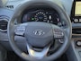 Hyundai Kona Electric EV Premium 64 kWh / SOH 100% / Dealer onderhouden / Head Up Display / CCS snelladen / Stuur- & Stoelverwarming / Warmtepomp / Achteruitrijcamera / Adaptief cruise control / Keyless Entry/Start / Apple Carplay Android Auto /