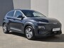 Hyundai Kona Electric EV Premium 64 kWh / SOH 100% / Dealer onderhouden / Head Up Display / CCS snelladen / Stuur- & Stoelverwarming / Warmtepomp / Achteruitrijcamera / Adaptief cruise control / Keyless Entry/Start / Apple Carplay Android Auto /