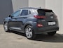 Hyundai Kona Electric EV Premium 64 kWh / SOH 100% / Dealer onderhouden / Head Up Display / CCS snelladen / Stuur- & Stoelverwarming / Warmtepomp / Achteruitrijcamera / Adaptief cruise control / Keyless Entry/Start / Apple Carplay Android Auto /