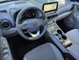 Hyundai Kona Electric EV Premium 64 kWh / SOH 100% / Dealer onderhouden / Head Up Display / CCS snelladen / Stuur- & Stoelverwarming / Warmtepomp / Achteruitrijcamera / Adaptief cruise control / Keyless Entry/Start / Apple Carplay Android Auto /
