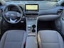 Hyundai Kona Electric EV Premium 64 kWh / SOH 100% / Dealer onderhouden / Head Up Display / CCS snelladen / Stuur- & Stoelverwarming / Warmtepomp / Achteruitrijcamera / Adaptief cruise control / Keyless Entry/Start / Apple Carplay Android Auto /