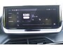 Peugeot 2008 1.2 100PK ALLURE | DRAADLOZE APPLE CARPLAY/ANDROID AUTO | PARKEERSENSOREN VOOR + ACHTER | CRUISE CONTROL | DAB+ RADIO | CLIMATE CONTROL | 17" LICHTMETALEN VELGEN |