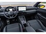 Volkswagen T-Roc 1.5 eTSI 150pk DSG R-Line First Edition | Panoramadak | Trekhaak | 20" Velgen | Harman Kardon