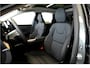 Volvo XC60 2.0 T6 AWD Long Range 293kW/399pk Aut8 Plus Dark LUCHTVERING + EL.TREKHAAK + PANORAMADAK + HARMAN/KARDON + GOOGLE DASHBOARD + BLIS + PILOT ASSIST + ADAPT.CRUISE + 360 CAMERA + LANE ASSIST + STUUR-&STOELVERWARMING V&A + HEAD-UP + 20" LM-VELGEN!!