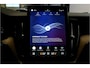 Volvo XC60 2.0 T6 AWD Long Range 293kW/399pk Aut8 Plus Dark LUCHTVERING + EL.TREKHAAK + PANORAMADAK + HARMAN/KARDON + GOOGLE DASHBOARD + BLIS + PILOT ASSIST + ADAPT.CRUISE + 360 CAMERA + LANE ASSIST + STUUR-&STOELVERWARMING V&A + HEAD-UP + 20" LM-VELGEN!!