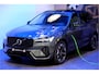 Volvo XC60 2.0 T6 AWD Long Range 293kW/399pk Aut8 Plus Dark LUCHTVERING + EL.TREKHAAK + PANORAMADAK + HARMAN/KARDON + GOOGLE DASHBOARD + BLIS + PILOT ASSIST + ADAPT.CRUISE + 360 CAMERA + LANE ASSIST + STUUR-&STOELVERWARMING V&A + HEAD-UP + 20" LM-VELGEN!!