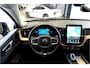 Volvo XC60 2.0 T6 AWD Long Range 293kW/399pk Aut8 Plus Dark LUCHTVERING + EL.TREKHAAK + PANORAMADAK + HARMAN/KARDON + GOOGLE DASHBOARD + BLIS + PILOT ASSIST + ADAPT.CRUISE + 360 CAMERA + LANE ASSIST + STUUR-&STOELVERWARMING V&A + HEAD-UP + 20" LM-VELGEN!!