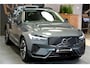 Volvo XC60 2.0 T6 AWD Long Range 293kW/399pk Aut8 Plus Dark LUCHTVERING + EL.TREKHAAK + PANORAMADAK + HARMAN/KARDON + GOOGLE DASHBOARD + BLIS + PILOT ASSIST + ADAPT.CRUISE + 360 CAMERA + LANE ASSIST + STUUR-&STOELVERWARMING V&A + HEAD-UP + 20" LM-VELGEN!!