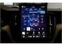 Volvo XC60 2.0 T6 AWD Long Range 293kW/399pk Aut8 Plus Dark LUCHTVERING + EL.TREKHAAK + PANORAMADAK + HARMAN/KARDON + GOOGLE DASHBOARD + BLIS + PILOT ASSIST + ADAPT.CRUISE + 360 CAMERA + LANE ASSIST + STUUR-&STOELVERWARMING V&A + HEAD-UP + 20" LM-VELGEN!!