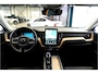 Volvo XC60 2.0 T6 AWD Long Range 293kW/399pk Aut8 Plus Dark LUCHTVERING + EL.TREKHAAK + PANORAMADAK + HARMAN/KARDON + GOOGLE DASHBOARD + BLIS + PILOT ASSIST + ADAPT.CRUISE + 360 CAMERA + LANE ASSIST + STUUR-&STOELVERWARMING V&A + HEAD-UP + 20" LM-VELGEN!!