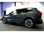 Volvo XC60 2.0 T6 AWD Long Range 293kW/399pk Aut8 Plus Dark LUCHTVERING + EL.TREKHAAK + PANORAMADAK + HARMAN/KARDON + GOOGLE DASHBOARD + BLIS + PILOT ASSIST + ADAPT.CRUISE + 360 CAMERA + LANE ASSIST + STUUR-&STOELVERWARMING V&A + HEAD-UP + 20" LM-VELGEN!!