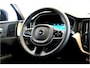 Volvo XC60 2.0 T6 AWD Long Range 293kW/399pk Aut8 Plus Dark LUCHTVERING + EL.TREKHAAK + PANORAMADAK + HARMAN/KARDON + GOOGLE DASHBOARD + BLIS + PILOT ASSIST + ADAPT.CRUISE + 360 CAMERA + LANE ASSIST + STUUR-&STOELVERWARMING V&A + HEAD-UP + 20" LM-VELGEN!!