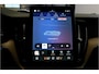 Volvo XC60 2.0 T6 AWD Long Range 293kW/399pk Aut8 Plus Dark LUCHTVERING + EL.TREKHAAK + PANORAMADAK + HARMAN/KARDON + GOOGLE DASHBOARD + BLIS + PILOT ASSIST + ADAPT.CRUISE + 360 CAMERA + LANE ASSIST + STUUR-&STOELVERWARMING V&A + HEAD-UP + 20" LM-VELGEN!!