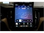 Volvo XC60 2.0 T6 AWD Long Range 293kW/399pk Aut8 Plus Dark LUCHTVERING + EL.TREKHAAK + PANORAMADAK + HARMAN/KARDON + GOOGLE DASHBOARD + BLIS + PILOT ASSIST + ADAPT.CRUISE + 360 CAMERA + LANE ASSIST + STUUR-&STOELVERWARMING V&A + HEAD-UP + 20" LM-VELGEN!!
