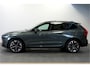 Volvo XC60 2.0 T6 AWD Long Range 293kW/399pk Aut8 Plus Dark LUCHTVERING + EL.TREKHAAK + PANORAMADAK + HARMAN/KARDON + GOOGLE DASHBOARD + BLIS + PILOT ASSIST + ADAPT.CRUISE + 360 CAMERA + LANE ASSIST + STUUR-&STOELVERWARMING V&A + HEAD-UP + 20" LM-VELGEN!!