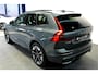 Volvo XC60 2.0 T6 AWD Long Range 293kW/399pk Aut8 Plus Dark LUCHTVERING + EL.TREKHAAK + PANORAMADAK + HARMAN/KARDON + GOOGLE DASHBOARD + BLIS + PILOT ASSIST + ADAPT.CRUISE + 360 CAMERA + LANE ASSIST + STUUR-&STOELVERWARMING V&A + HEAD-UP + 20" LM-VELGEN!!