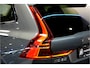 Volvo XC60 2.0 T6 AWD Long Range 293kW/399pk Aut8 Plus Dark LUCHTVERING + EL.TREKHAAK + PANORAMADAK + HARMAN/KARDON + GOOGLE DASHBOARD + BLIS + PILOT ASSIST + ADAPT.CRUISE + 360 CAMERA + LANE ASSIST + STUUR-&STOELVERWARMING V&A + HEAD-UP + 20" LM-VELGEN!!