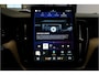 Volvo XC60 2.0 T6 AWD Long Range 293kW/399pk Aut8 Plus Dark LUCHTVERING + EL.TREKHAAK + PANORAMADAK + HARMAN/KARDON + GOOGLE DASHBOARD + BLIS + PILOT ASSIST + ADAPT.CRUISE + 360 CAMERA + LANE ASSIST + STUUR-&STOELVERWARMING V&A + HEAD-UP + 20" LM-VELGEN!!