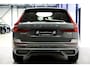 Volvo XC60 2.0 T6 AWD Long Range 293kW/399pk Aut8 Plus Dark LUCHTVERING + EL.TREKHAAK + PANORAMADAK + HARMAN/KARDON + GOOGLE DASHBOARD + BLIS + PILOT ASSIST + ADAPT.CRUISE + 360 CAMERA + LANE ASSIST + STUUR-&STOELVERWARMING V&A + HEAD-UP + 20" LM-VELGEN!!