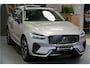 Volvo XC60 2.0 T8 AWD 335kW/456pk Aut8 Plug-in hybrid Plus Dark HARMAN/KARDON + PANORAMADAK + 360 CAMERA + HEAD-UP + BLIS + LANE ASSIST + STOEL-&STUURVERWARMING + ADAPT.CRUISE + PILOT ASSIST + MATRIX LED + KEYLESS ENTRY&GO + PARKSENSOREN V&A + 20" LM-VELGEN!!