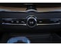 Volvo XC60 T6 Recharge AWD Plus Dark - Panorama/schuifdak - IntelliSafe Assist & Surround - 360º Camera - Harman/Kardon audio - Adaptieve LED koplampen - Verwarmde voorstoelen, stuur & achterbank - Parkeersensoren voor & achter - Elektr. bedienb. voorstoelen met geheugen - Head up display - Draadloze tel. lader - Extra getint glas - 19' LMV