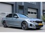 BMW 3-Serie 320e Sedan Facelift - zwart leder - 19 Inch - Head Up - Nederlandse BMW - Dealer onderhouden - Geblindeerde ramen - Sport Stoelen - Achteruitrijcamera - Hifi speakers