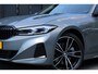 BMW 3-Serie 320e Sedan Facelift - zwart leder - 19 Inch - Head Up - Nederlandse BMW - Dealer onderhouden - Geblindeerde ramen - Sport Stoelen - Achteruitrijcamera - Hifi speakers