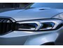 BMW 3-Serie 320e Sedan Facelift - zwart leder - 19 Inch - Head Up - Nederlandse BMW - Dealer onderhouden - Geblindeerde ramen - Sport Stoelen - Achteruitrijcamera - Hifi speakers