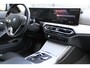 BMW 3-Serie 320e Sedan Facelift - zwart leder - 19 Inch - Head Up - Nederlandse BMW - Dealer onderhouden - Geblindeerde ramen - Sport Stoelen - Achteruitrijcamera - Hifi speakers
