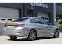 BMW 3-Serie 320e Sedan Facelift - zwart leder - 19 Inch - Head Up - Nederlandse BMW - Dealer onderhouden - Geblindeerde ramen - Sport Stoelen - Achteruitrijcamera - Hifi speakers