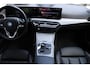 BMW 3-Serie 320e Sedan Facelift - zwart leder - 19 Inch - Head Up - Nederlandse BMW - Dealer onderhouden - Geblindeerde ramen - Sport Stoelen - Achteruitrijcamera - Hifi speakers
