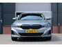 BMW 3-Serie 320e Sedan Facelift - zwart leder - 19 Inch - Head Up - Nederlandse BMW - Dealer onderhouden - Geblindeerde ramen - Sport Stoelen - Achteruitrijcamera - Hifi speakers