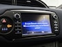 Toyota Yaris 1.5 Hybrid Bi-Tone Plus | BTW voertuig | Navigatie | Cruise control | achteruitrijcamera | Spiegels elektrisch inklapbaar | Keyless Entry/start | Onderweg-naar-dealer