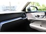 Volvo V60 B3 Momentum Advantage | Verwarmbare voorstoelen en stuurwiel | Achteruitrijcamera | Apple carplay/Android auto | Keyless start | 17 inch lichtmetalen velgen