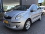 Toyota Yaris 1.3 VVTi Luna MMT Airco - Licht metalen velgen 15 inch - Radio - Centrale vergrendeling met afstandsbediening - Mistlampen - Lederen versnellingspook - Stuur leder - Elektrische ramen