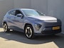 Hyundai Kona Electric Comfort Smart 65.4 kWh / SOH 100% / Fabrieksgarantie tot 04-2030 / Stuur- & Stoelverwarming / CCS snelladen / Achteruitrijcamera / Head Up Display  / Adaptief cruise control / Keyless Entry/Start / Apple Carplay Android Auto /