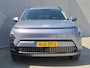 Hyundai Kona Electric Comfort Smart 65.4 kWh / SOH 100% / Fabrieksgarantie tot 04-2030 / Stuur- & Stoelverwarming / CCS snelladen / Achteruitrijcamera / Head Up Display  / Adaptief cruise control / Keyless Entry/Start / Apple Carplay Android Auto /