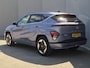 Hyundai Kona Electric Comfort Smart 65.4 kWh / SOH 100% / Fabrieksgarantie tot 04-2030 / Stuur- & Stoelverwarming / CCS snelladen / Achteruitrijcamera / Head Up Display  / Adaptief cruise control / Keyless Entry/Start / Apple Carplay Android Auto /