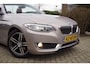 BMW 2-Serie Cabrio 220i High Executive Luxury Autom Leder Sportst Stoelverw Navi Clima Xenon Cruise 2x PDC LMV ENZ NL Auto.