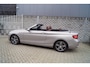 BMW 2-Serie Cabrio 220i High Executive Luxury Autom Leder Sportst Stoelverw Navi Clima Xenon Cruise 2x PDC LMV ENZ NL Auto.