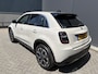 Fiat 600 1.2 Hybrid La Prima Airco - Achteruitrijcamera - Apple carplay - Parkeersensoren - Navigatie - Dodehoek detector - Draadloze telefoonoplader - Cruise control - Licht metalen velgen 18 inch - Voorstoelen verwarmd - Radio - Mistlampen voor - Stuur multifunctioneel - Extra getint glas achter - Bluetooth - Keyless entry/start - Led verlichting