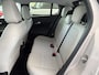 Fiat 600 1.2 Hybrid La Prima Airco - Achteruitrijcamera - Apple carplay - Parkeersensoren - Navigatie - Dodehoek detector - Draadloze telefoonoplader - Cruise control - Licht metalen velgen 18 inch - Voorstoelen verwarmd - Radio - Mistlampen voor - Stuur multifunctioneel - Extra getint glas achter - Bluetooth - Keyless entry/start - Led verlichting