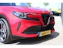 Alfa Romeo Junior Elettrica Veloce 280pk 54 kWh | Nieuwprijs €55.000,- | Panorama/schuifdak | Sabelt sportstoelen | NL auto | 11.000km |