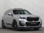 BMW X1 18i M-Sport Performance-Pack | Panorama | Sportstoelen | Carbon | Keyless-Entry | Sfeerverlichting | Achteruitrij-Camera | 5x op voorraad | Carplay | Full-LED | Black-Optic | Getint Glas | Stoelverwarming | Draadloos Laden |