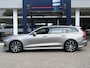 Volvo V60 2.0 B3 Momentum Advantage / Automaat / NL-Auto / Dealer-Onderhouden / Pilot-Assist / Adaptieve Cruise-Control / Stoel-/Stuurverwarming / Elektr.-Wegklapbare Trekhaak / Draadloze-Telefoonlader / Climate-Control / Standkachel / Keyless / LED / Apple-Carplay & Android-Auto / DAB Radio-Bluetooth / Navi / PDC V+A met Camera / 18'' LMV / ENZ.
