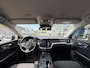 Volvo V60 2.0 B3 Momentum Advantage / Automaat / NL-Auto / Dealer-Onderhouden / Pilot-Assist / Adaptieve Cruise-Control / Stoel-/Stuurverwarming / Elektr.-Wegklapbare Trekhaak / Draadloze-Telefoonlader / Climate-Control / Standkachel / Keyless / LED / Apple-Carplay & Android-Auto / DAB Radio-Bluetooth / Navi / PDC V+A met Camera / 18'' LMV / ENZ.
