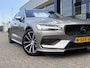 Volvo V60 2.0 B3 Momentum Advantage / Automaat / NL-Auto / Dealer-Onderhouden / Pilot-Assist / Adaptieve Cruise-Control / Stoel-/Stuurverwarming / Elektr.-Wegklapbare Trekhaak / Draadloze-Telefoonlader / Climate-Control / Standkachel / Keyless / LED / Apple-Carplay & Android-Auto / DAB Radio-Bluetooth / Navi / PDC V+A met Camera / 18'' LMV / ENZ.