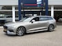 Volvo V60 2.0 B3 Momentum Advantage / Automaat / NL-Auto / Dealer-Onderhouden / Pilot-Assist / Adaptieve Cruise-Control / Stoel-/Stuurverwarming / Elektr.-Wegklapbare Trekhaak / Draadloze-Telefoonlader / Climate-Control / Standkachel / Keyless / LED / Apple-Carplay & Android-Auto / DAB Radio-Bluetooth / Navi / PDC V+A met Camera / 18'' LMV / ENZ.